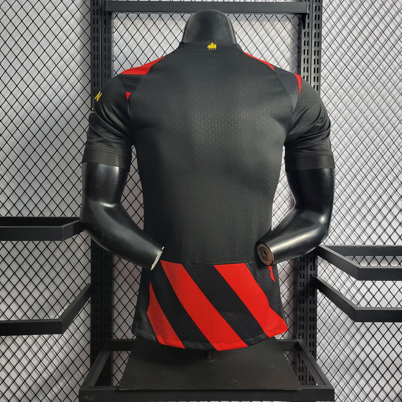 CAMISA VERSÃO PLAYER DO MANCHESTER CITY 22/23 VERMELHO E PRETO